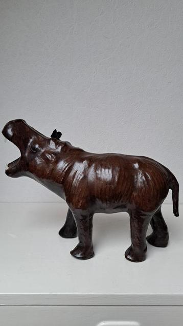 Mooi vintage leren / lederen nijlpaard beeld. beschikbaar voor biedingen