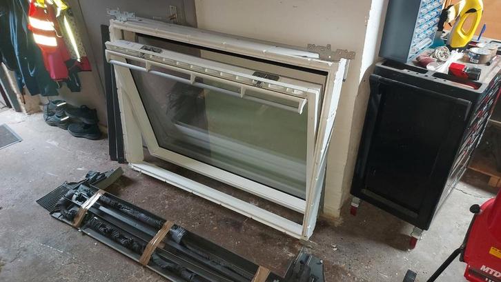 Zgan velux kunststof dakraam gguuk04. 0070G  nieuw model  , Doe-het-zelf en Verbouw, Glas en Ramen, Zo goed als nieuw, Dakraam