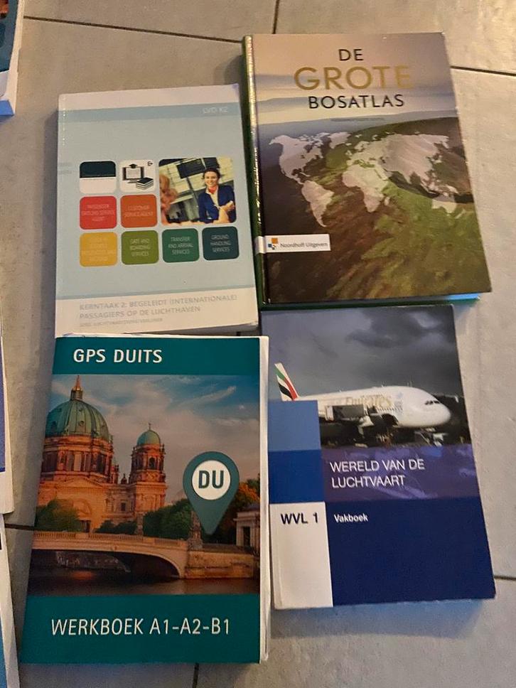 Luchtvaartdienstverlener boeken, Boeken, Studieboeken en Cursussen, Zo goed als nieuw, MBO, Ophalen