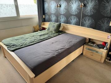 Tweepersoonsbed met lattenbodem en achterwand beschikbaar voor biedingen