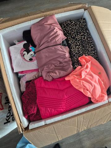 Grote doos meisjeskleding maat 122/128 beschikbaar voor biedingen