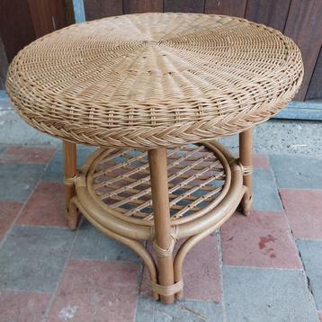 Salontafel tafel bijzettafel rond rotan met glasplaat in  beschikbaar voor biedingen