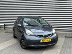 Toyota Aygo 1.0-12V + (bj dec-2006) 5-DEURS|AIRCO|APK|LMV 14, Voorwielaandrijving, Stof, Gebruikt, 4 stoelen