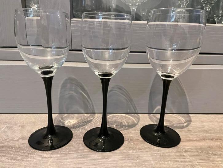 3 Wijnglazen met zwarte voet, Huis en Inrichting, Keuken | Servies, Zo goed als nieuw, Glas of Glazen, Effen, Glas, Ophalen of Verzenden