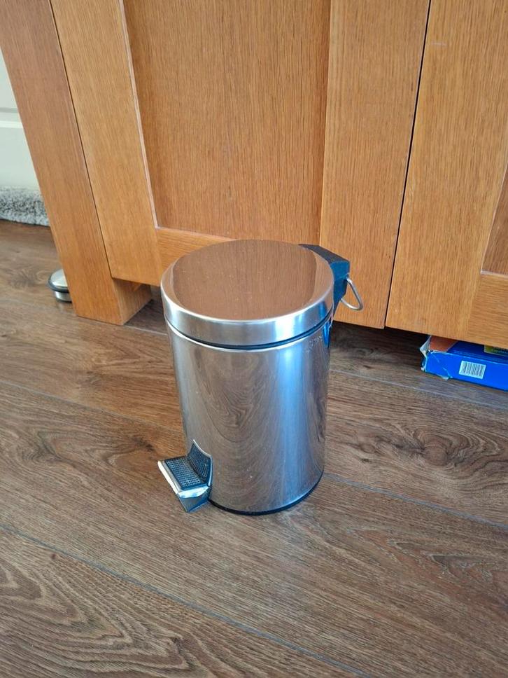 Prullenbakje met pedaal (let op: klein formaat), Huis en Inrichting, Woonaccessoires | Prullenbakken, Gebruikt, Metaal, Minder dan 50 cm