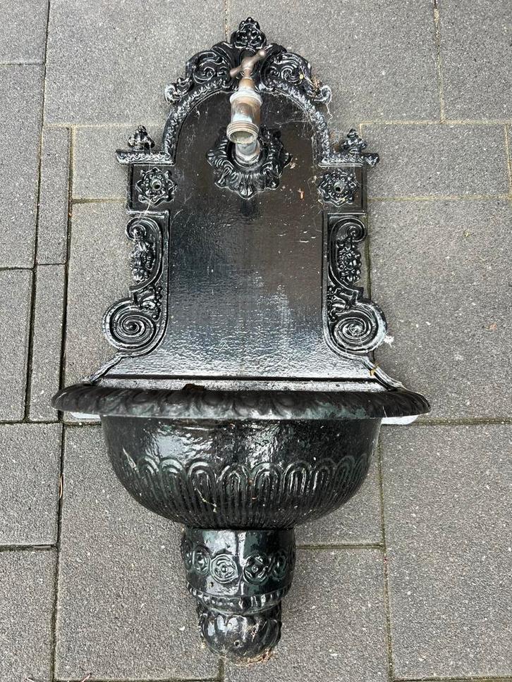 Gietijzeren Wandfontein - Klassiek Design, Antiek en Kunst, Antiek | Overige Antiek, Ophalen of Verzenden
