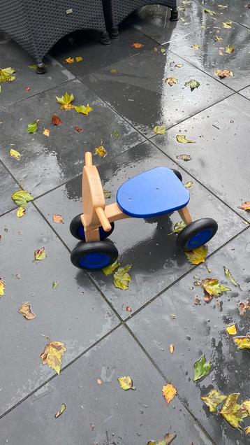 Houten zitfietsje beschikbaar voor biedingen