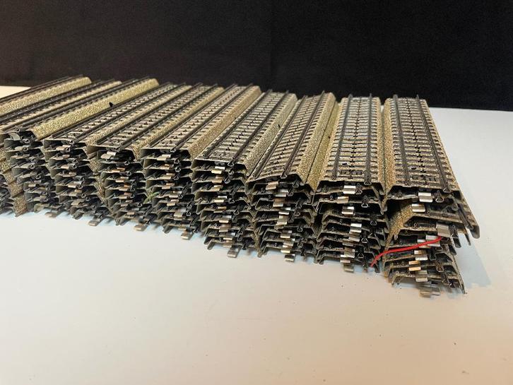 Märklin M-Rail Rechte Rails (100 Stuks) 5106, Hobby en Vrije tijd, Modeltreinen | H0, Gebruikt, Rails, Wisselstroom, Märklin, Analoog