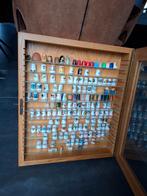 Verzameling in houten kast, Verzamelen, Vingerhoedjes, Ophalen, Zo goed als nieuw