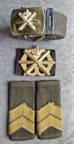KL Luchtdoelartillerie (LUA) Riem & Emblemen lot, Verzamelen, Militaria | Algemeen, Verzenden, Landmacht, Nederland, Embleem of Badge
