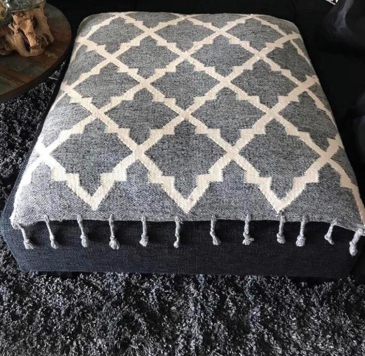 By Boo groot grijs kussen zitzak franjes Marokkaans berber, Huis en Inrichting, Woonaccessoires | Kussens, Gebruikt, Grijs, Rechthoekig