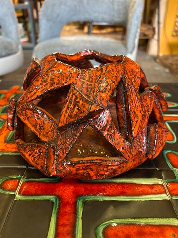 Vintage jaren 70 oranje Brutalistische kandelaar beschikbaar voor biedingen