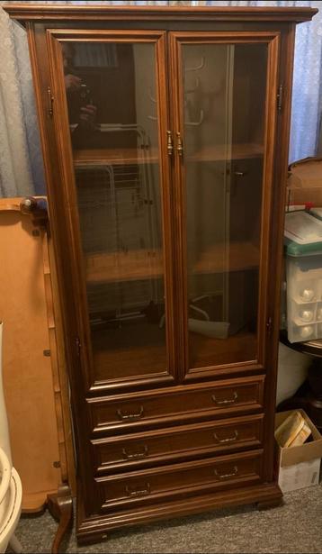 Te koop mooie vitrinekast eiken fineer beschikbaar voor biedingen