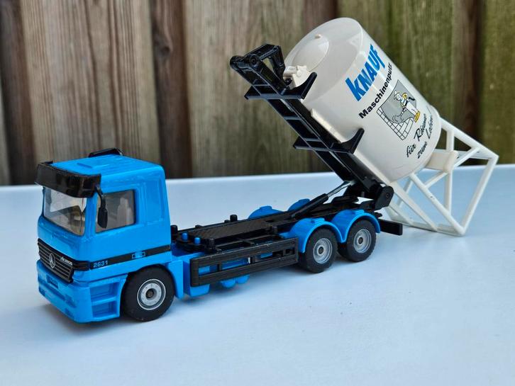 Siku 3436 Mercedes Actros Knauf silo haakarm en bulldozer, Hobby en Vrije tijd, Modelauto's | 1:50, Zo goed als nieuw, Bus of Vrachtwagen