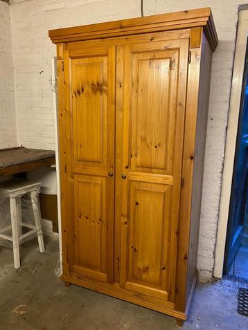 Houten kledingkast met deuren beschikbaar voor biedingen