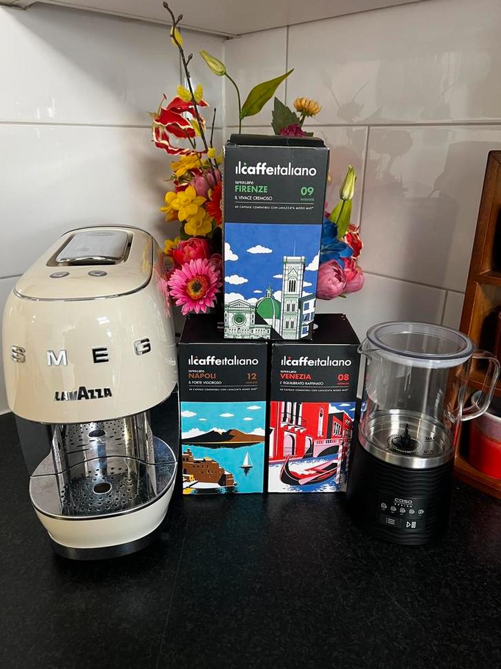 SMEG x Lavazza A Modo Mio espressomachine + melkopschuimer, Witgoed en Apparatuur, Koffiezetapparaten, Zo goed als nieuw, Espresso apparaat