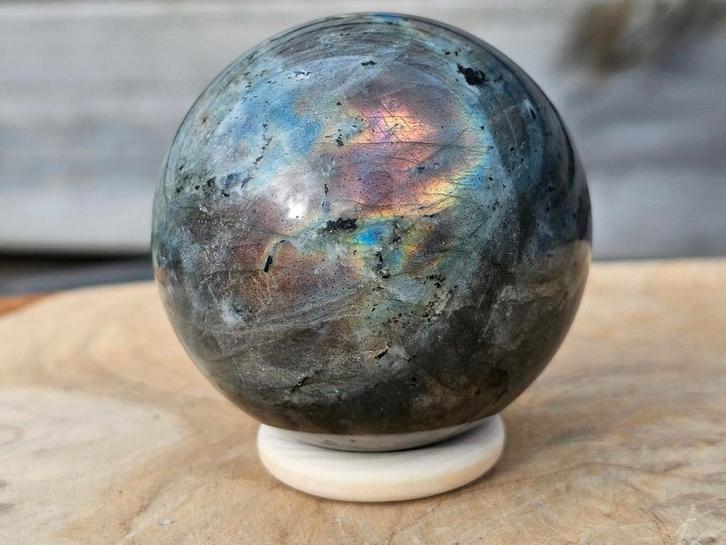 Mooie flashy labradoriet bol 58 mm, Verzamelen, Mineralen en Fossielen, Ophalen of Verzenden