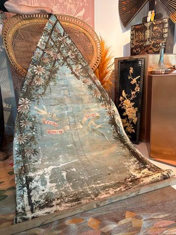 Antieke handgeschilderde xxl vaandel lichtblauw duifjes beschikbaar voor biedingen