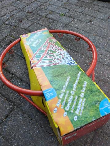 Basketball ring met net nieuw in doos beschikbaar voor biedingen