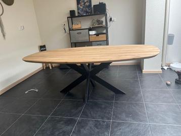 Eiken Deens ovale tafel beschikbaar voor biedingen