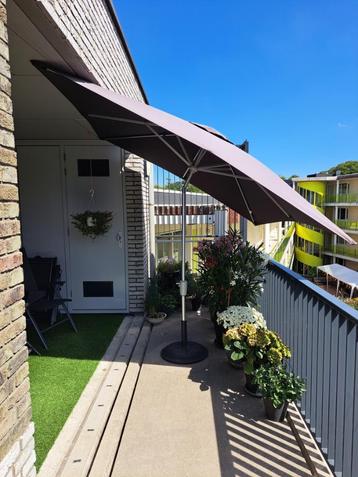 Tuinparasol 250x250 grijs. beschikbaar voor biedingen