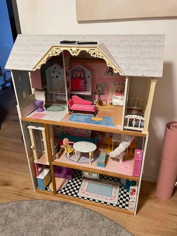 Grote leuke poppenhuis inclusief meubel beschikbaar voor biedingen