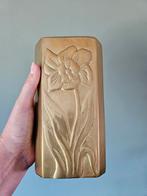 Vintage messing vaas Narcis reliëf, Huis en Inrichting, Woonaccessoires | Vazen, Overige materialen, Gebruikt, Overige kleuren