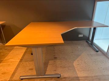 Hoekbureau zeer netjes beschikbaar voor biedingen