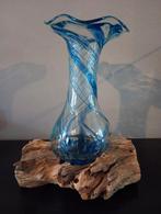 Blauwe glazen vaas met gedraaid design op drijfhout, Blauw, Nieuw, Ophalen of Verzenden, Glas