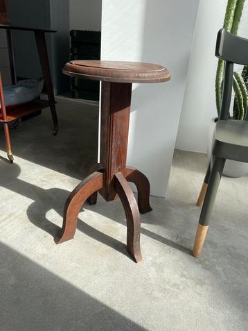 Tafeltje of sokkel beschikbaar voor biedingen