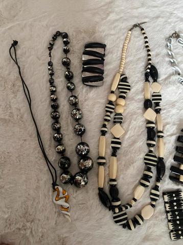 Veel verschillende sieraden beschikbaar voor biedingen