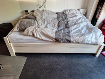 Tweepersoons bed wit met 2 lattenbodems en matras
