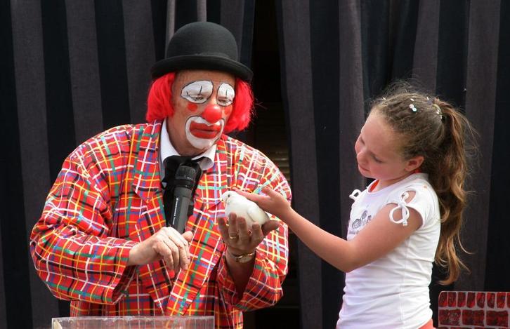 Feest- Goochelaar - Clown - Tafelgoochelaar, Diensten en Vakmensen, Kinderfeestjes en Entertainers, Clowns of Entertainers