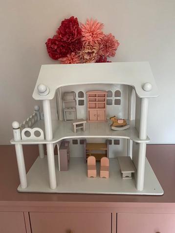 Poppenhuis wit lak beschikbaar voor biedingen