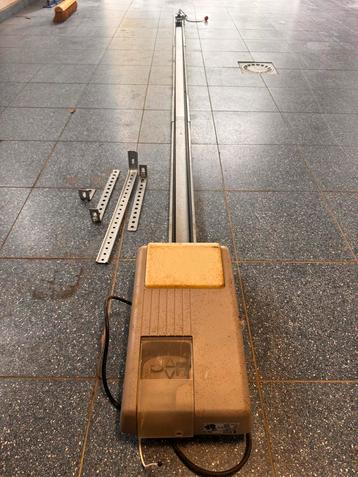 Becker BOM 520 Garagepoortopener + 3 Afstandsbedieningen beschikbaar voor biedingen