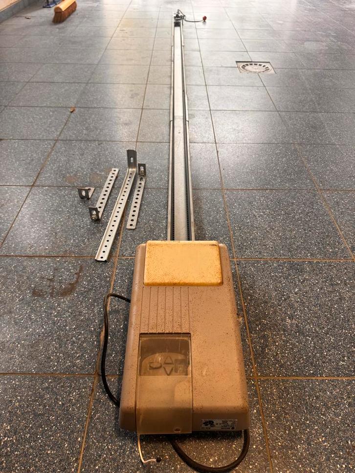 Becker BOM 520 Garagepoortopener + 3 Afstandsbedieningen, Doe-het-zelf en Verbouw, Deuren en Horren, Gebruikt, Ophalen