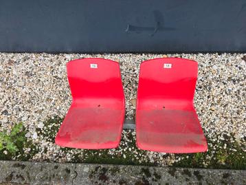 Twee stiltjes uit het Philips Stadion oude stoeltjes rood st beschikbaar voor biedingen