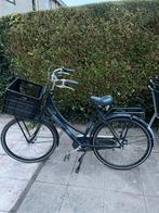 Donkerblauwe oma fiets met mandje, Fietsen en Brommers, Fietsen | Dames | Omafietsen, Ophalen, Zo goed als nieuw, Cortina, Handrem