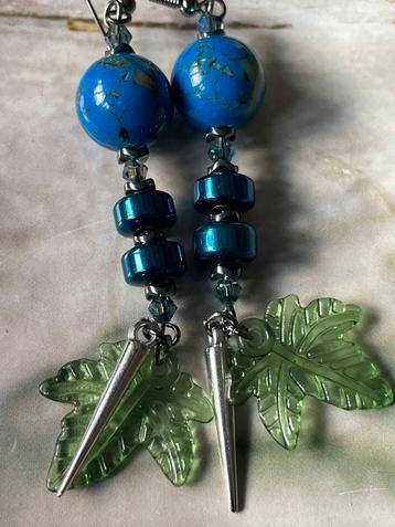 Mooie lange blauwe hangers beschikbaar voor biedingen