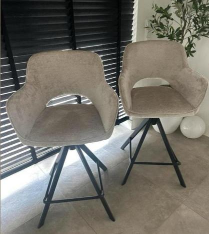 2 nieuwe barkrukken in creme van haco, Huis en Inrichting, Barkrukken, Nieuw, 60 tot 90 cm, 2 krukken, Draaibaar, Ophalen