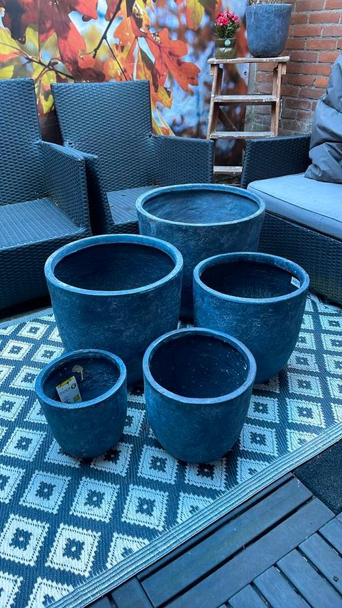 Nieuwe set van 5 grijze bloempotten van fybre clay, Tuin en Terras, Bloembakken en Plantenbakken, Nieuw, Binnen, Tuin, Minder dan 60 cm