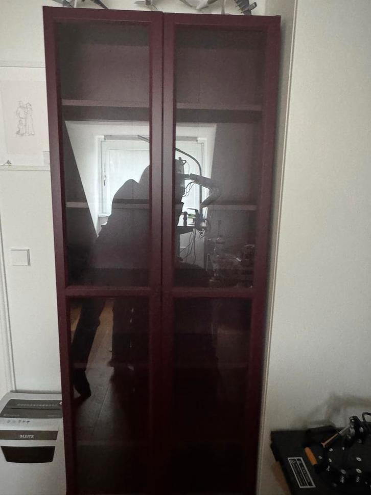 2 Ikea Billy boekenkast met glazen deuren - wijnrood, Huis en Inrichting, Kasten | Boekenkasten, Gebruikt, 50 tot 100 cm, 200 cm of meer