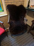 Rieten stoel met bontje, Huis en Inrichting, Gebruikt, Bruin, Riet of Rotan, Ophalen of Verzenden