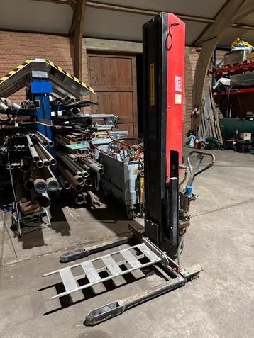 Stapelaar banden lift beschikbaar voor biedingen