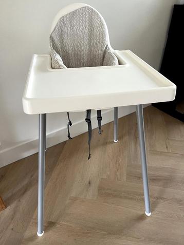 Kinderstoel IKEA  +  blad en steunkussen i.z.g.st. beschikbaar voor biedingen