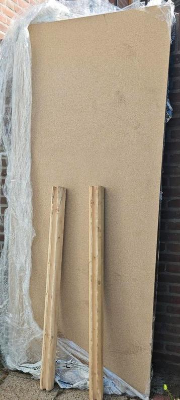 Grote MDF plaat +- 240cm hoog en 2 hard houten balken  beschikbaar voor biedingen