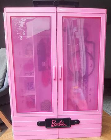 Originele Barbie kledingkast met hangers beschikbaar voor biedingen