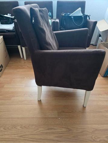 4 stoffen stoelen  kleuren bruin met.witte poten 