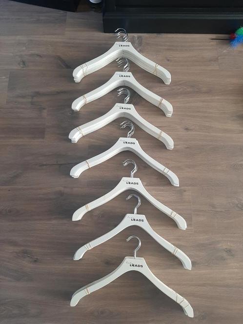 35 luxe houten kledinghangers met anti slip ribbels, Kleding | Dames, Kledinghangers, Gebruikt, Hout, Ophalen of Verzenden