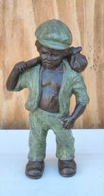 Jongen met knapzak, Antiek en Kunst, Ophalen of Verzenden